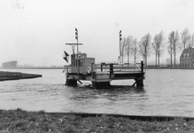 842796 Afbeelding van het rijdende pontveer over het Amsterdam-Rijnkanaal ter hoogte van Houten.